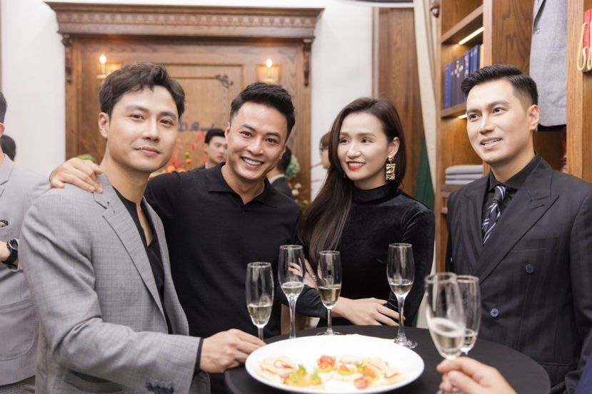 Hồng Đăng vui vẻ giao lưu với các đồng nghiệp thân thiết Hồng Đăng vui vẻ giao lưu với các đồng nghiệp thân thiết