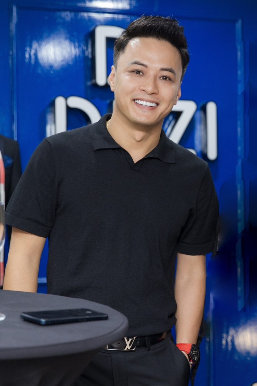 Hồng Đăng có dịp hội ngộ đồng nghiệp tại một sự kiện khai trương diễn ra ở Hà Nội. Hồng Đăng có dịp hội ngộ đồng nghiệp tại một sự kiện khai trương diễn ra ở Hà Nội.