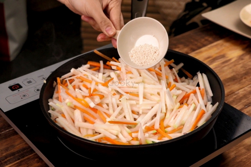 Khi muối chua su hào không chỉ mang đến hương vị độc đáo mà còn đem lại những lợi ích. Khi muối chua su hào không chỉ mang đến hương vị độc đáo mà còn đem lại những lợi ích.