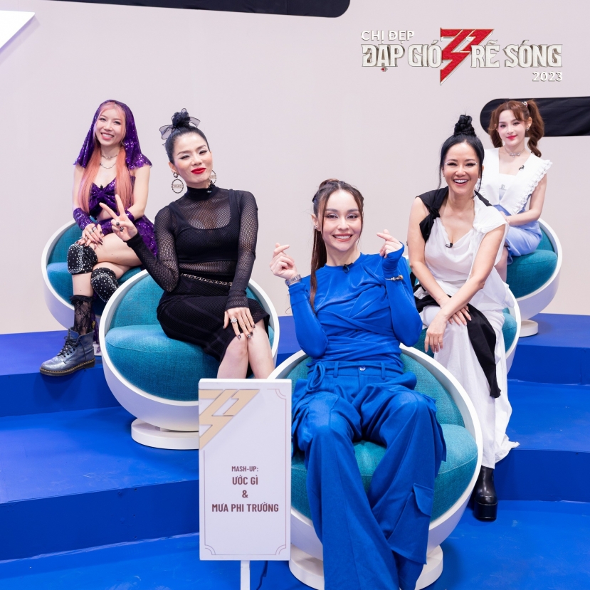 Nhóm Mashup Ước Gì & Mưa Phi Trường gồm các Hồng Nhung, Lệ Quyên, Trang Pháp, và Huyền Baby được dẫn dắt bởi nhóm trưởng MLee Nhóm Mashup Ước Gì & Mưa Phi Trường gồm các Hồng Nhung, Lệ Quyên, Trang Pháp, và Huyền Baby được dẫn dắt bởi nhóm trưởng MLee