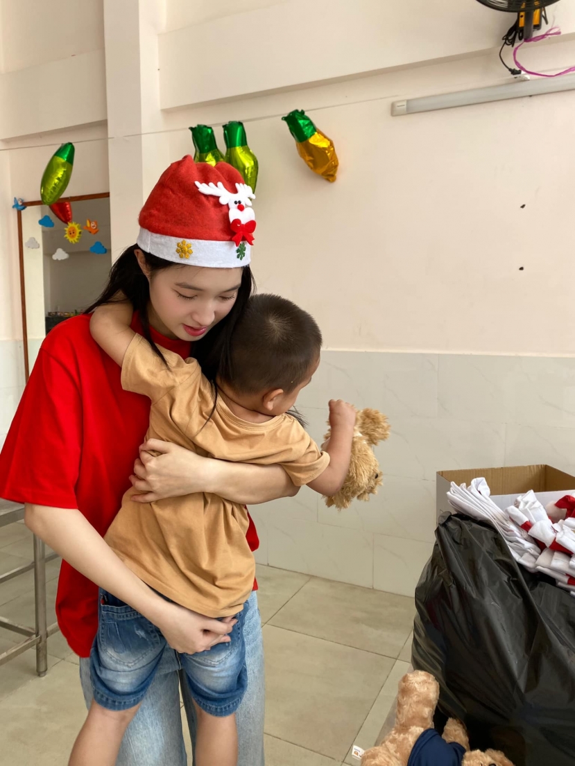 Video: Phương Nhi giản dị hết cỡ đi trao quà Noel cho các em nhỏ, khán giả khen 'đẹp người đẹp nết' - Ảnh 9 Video: Phương Nhi giản dị hết cỡ đi trao quà Noel cho các em nhỏ, khán giả khen 'đẹp người đẹp nết' - Ảnh 9