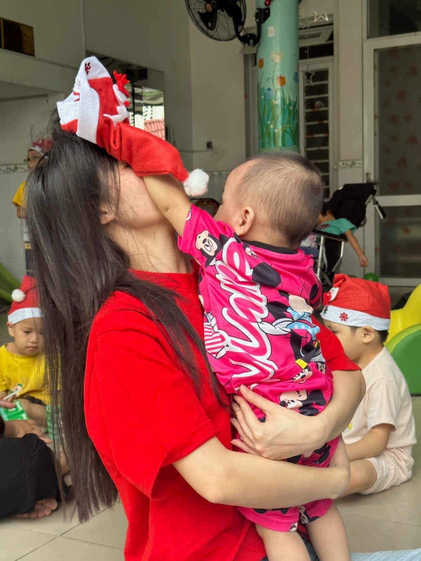 Video: Phương Nhi giản dị hết cỡ đi trao quà Noel cho các em nhỏ, khán giả khen 'đẹp người đẹp nết' - Ảnh 5 Video: Phương Nhi giản dị hết cỡ đi trao quà Noel cho các em nhỏ, khán giả khen 'đẹp người đẹp nết' - Ảnh 5