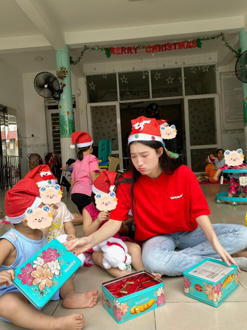 Video: Phương Nhi giản dị hết cỡ đi trao quà Noel cho các em nhỏ, khán giả khen 'đẹp người đẹp nết' - Ảnh 1 Video: Phương Nhi giản dị hết cỡ đi trao quà Noel cho các em nhỏ, khán giả khen 'đẹp người đẹp nết' - Ảnh 1