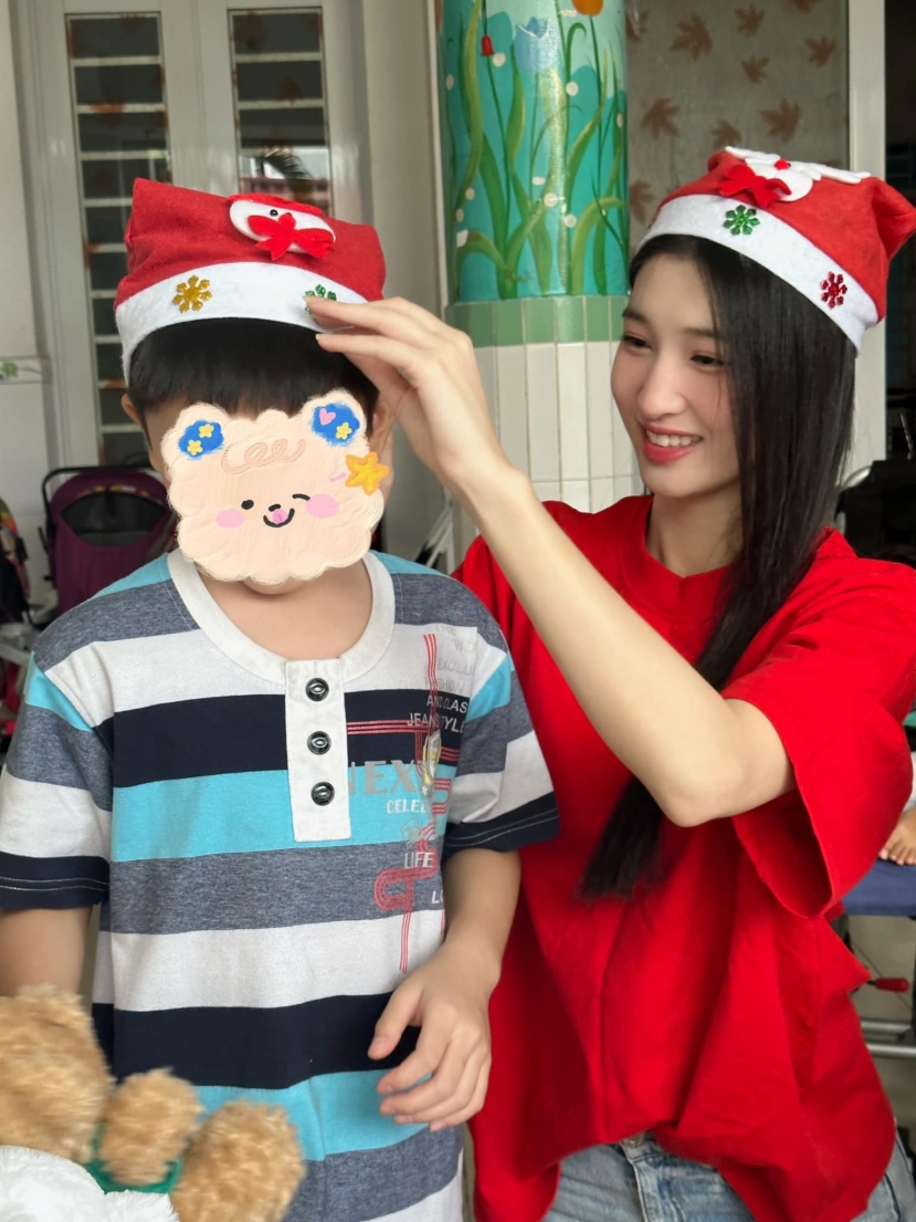 Video: Phương Nhi giản dị hết cỡ đi trao quà Noel cho các em nhỏ, khán giả khen 'đẹp người đẹp nết' - Ảnh 6 Video: Phương Nhi giản dị hết cỡ đi trao quà Noel cho các em nhỏ, khán giả khen 'đẹp người đẹp nết' - Ảnh 6