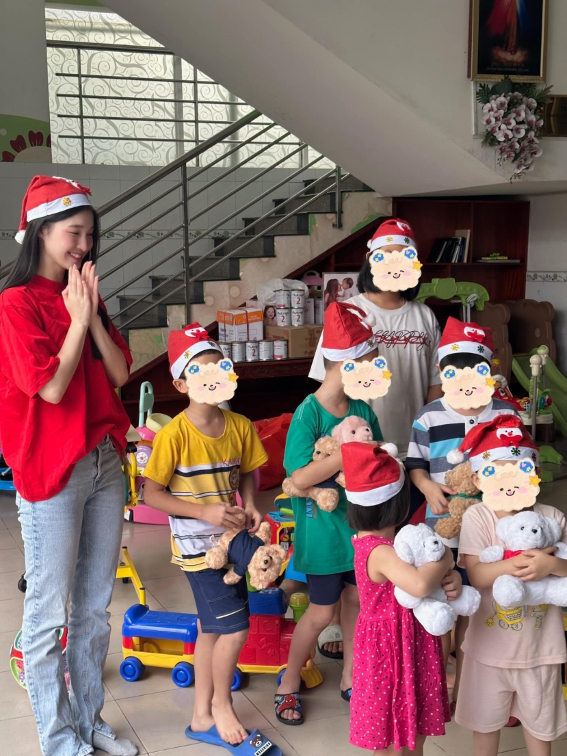 Video: Phương Nhi giản dị hết cỡ đi trao quà Noel cho các em nhỏ, khán giả khen 'đẹp người đẹp nết' - Ảnh 2 Video: Phương Nhi giản dị hết cỡ đi trao quà Noel cho các em nhỏ, khán giả khen 'đẹp người đẹp nết' - Ảnh 2
