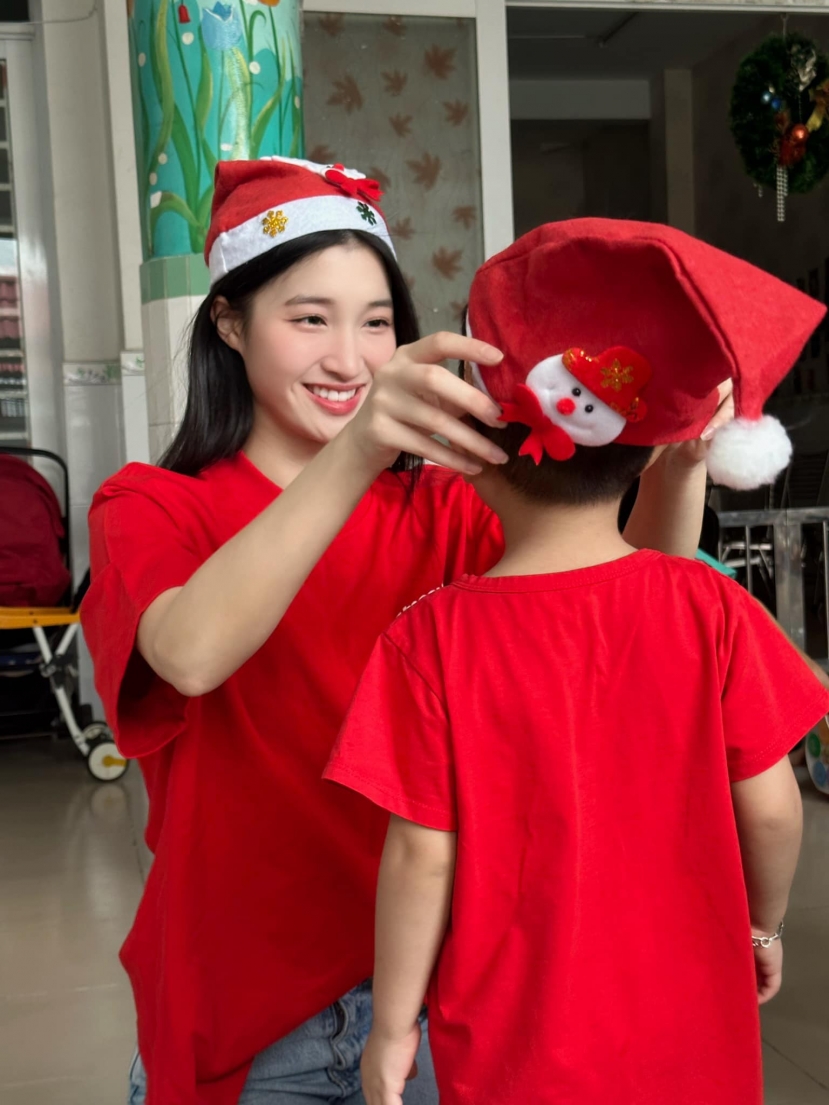 Video: Phương Nhi giản dị hết cỡ đi trao quà Noel cho các em nhỏ, khán giả khen 'đẹp người đẹp nết' - Ảnh 10 Video: Phương Nhi giản dị hết cỡ đi trao quà Noel cho các em nhỏ, khán giả khen 'đẹp người đẹp nết' - Ảnh 10
