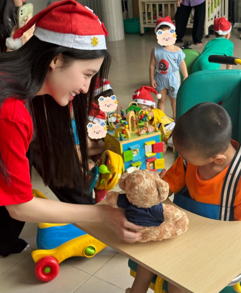 Video: Phương Nhi giản dị hết cỡ đi trao quà Noel cho các em nhỏ, khán giả khen 'đẹp người đẹp nết' - Ảnh 7 Video: Phương Nhi giản dị hết cỡ đi trao quà Noel cho các em nhỏ, khán giả khen 'đẹp người đẹp nết' - Ảnh 7