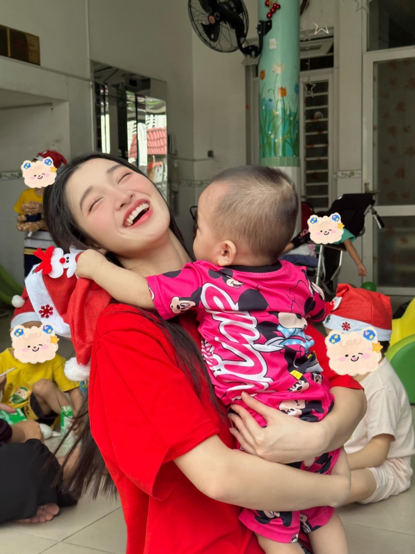 Video: Phương Nhi giản dị hết cỡ đi trao quà Noel cho các em nhỏ, khán giả khen 'đẹp người đẹp nết' - Ảnh 3 Video: Phương Nhi giản dị hết cỡ đi trao quà Noel cho các em nhỏ, khán giả khen 'đẹp người đẹp nết' - Ảnh 3