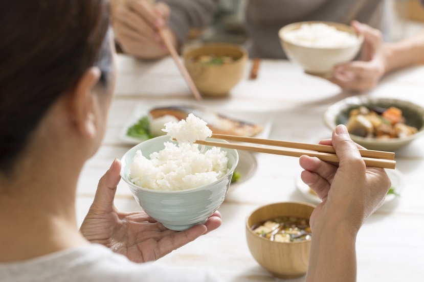 Hối hả ăn cơm có thể dẫn đến việc tiêu thụ quá nhiều thức ăn Hối hả ăn cơm có thể dẫn đến việc tiêu thụ quá nhiều thức ăn