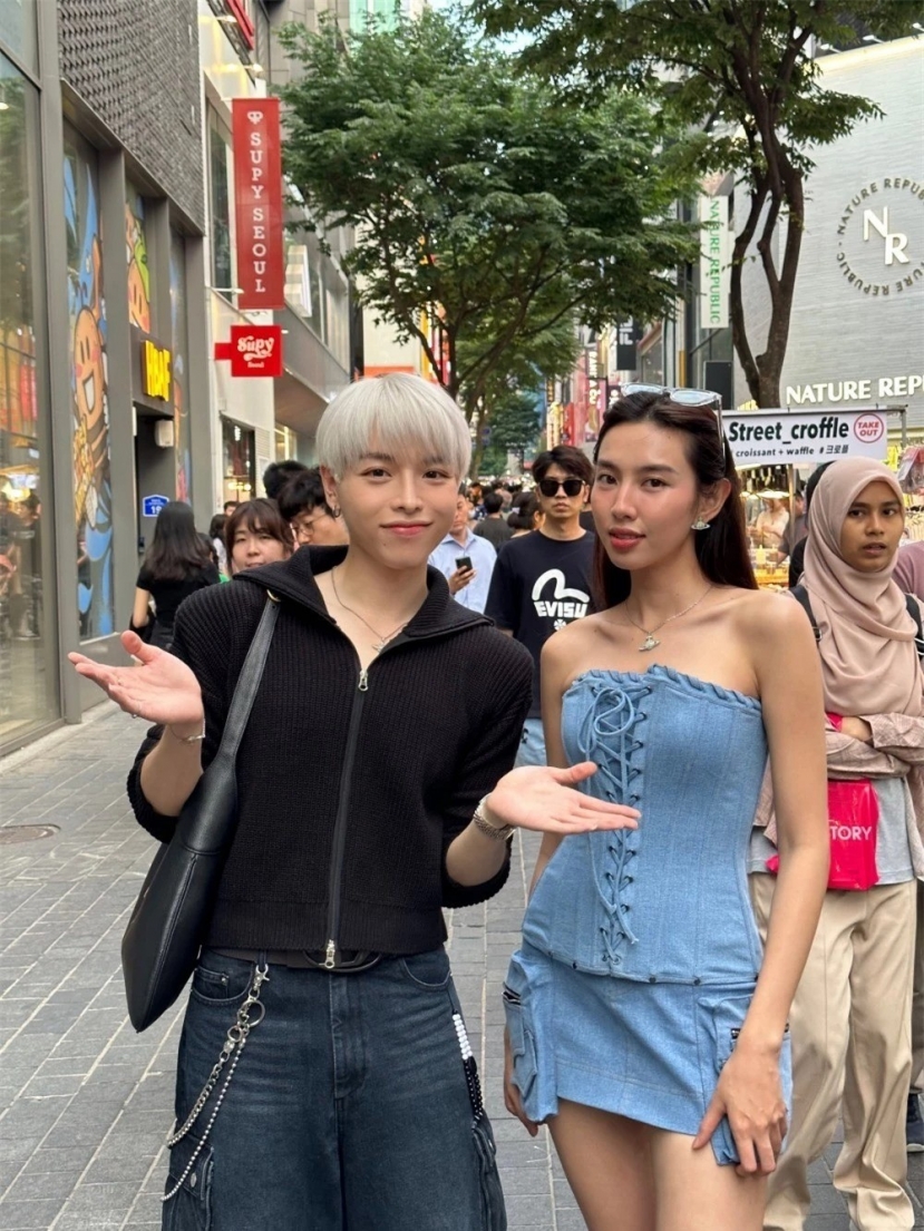 Thùy Tiên và gia đình Hoa Dâm Bụt (Hòa Minzy, Đức Phúc, Erik) có mối quan hệ thân thiết Thùy Tiên và gia đình Hoa Dâm Bụt (Hòa Minzy, Đức Phúc, Erik) có mối quan hệ thân thiết