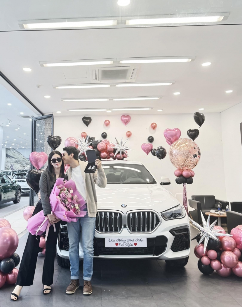 Bình An chi tiền tỷ để tặng quà sinh nhật cho Phương Nga Bình An chi tiền tỷ để tặng quà sinh nhật cho Phương Nga