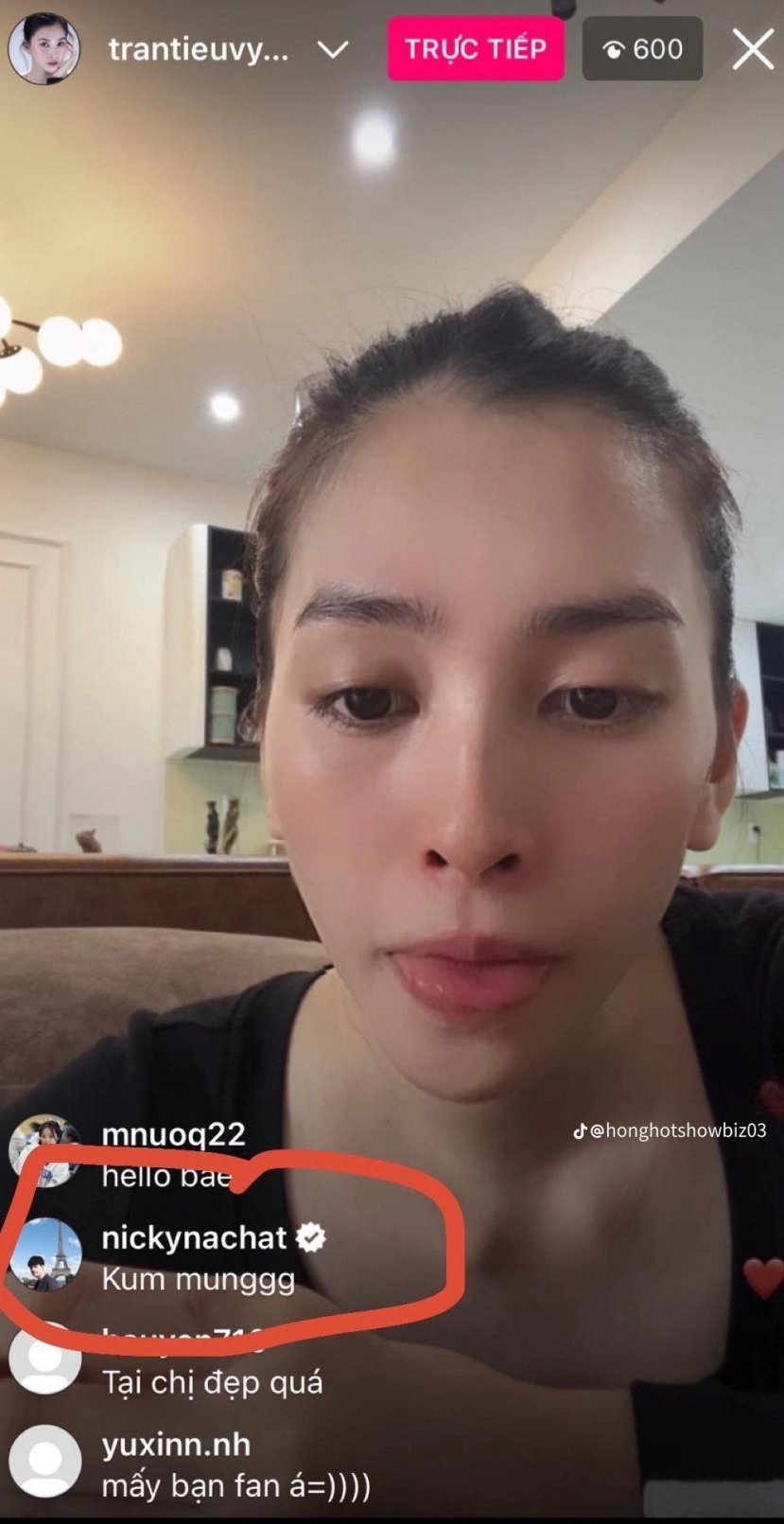 Nicky Nachat để lại bình luận trên livestream của Tiểu Vy Nicky Nachat để lại bình luận trên livestream của Tiểu Vy
