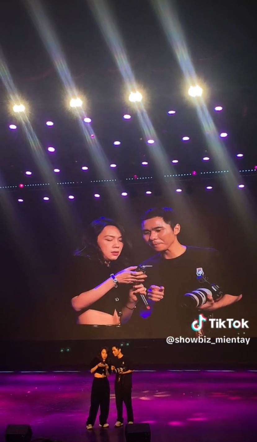 Mỹ Tâm gây bất ngờ khi lập kênh Tiktok đầu tiên tại buổi fan meeting diễn ra tại Nhà hát Quân đội Mỹ Tâm gây bất ngờ khi lập kênh Tiktok đầu tiên tại buổi fan meeting diễn ra tại Nhà hát Quân đội
