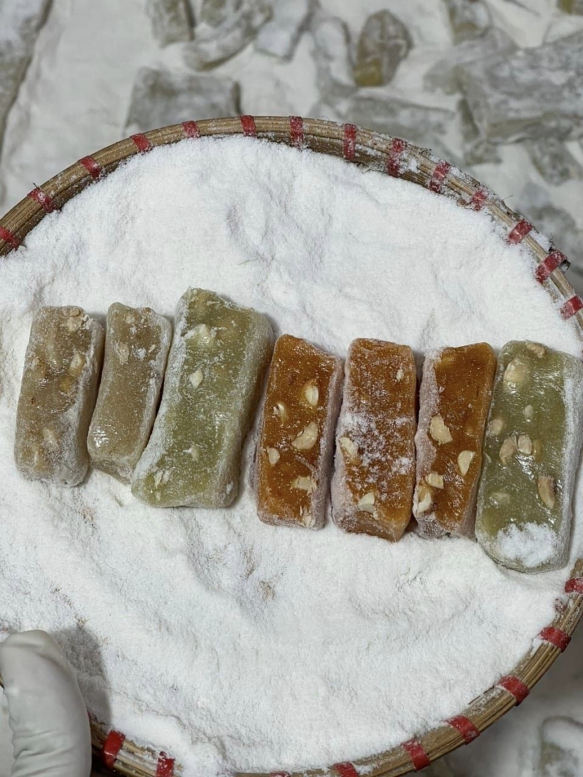 Hiện nay, chè lam được biến tấu với nhiều màu sắc Hiện nay, chè lam được biến tấu với nhiều màu sắc