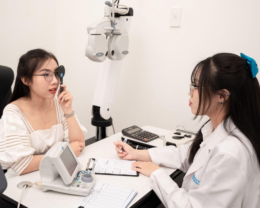 Tròng kính đổi màu tự động: Giải pháp mới cho người cận đi nắng - Ảnh 1 Tròng kính đổi màu tự động: Giải pháp mới cho người cận đi nắng - Ảnh 1