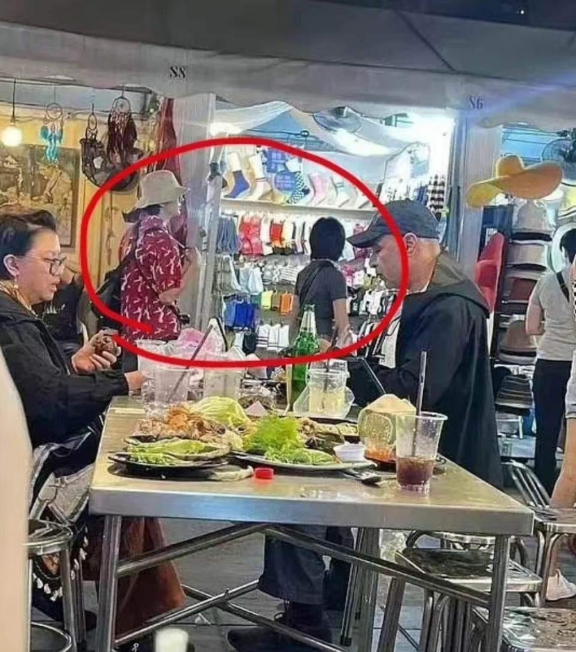 Fan Trương Tân Thành - Lý Lan Địch 'choảng' nhau ầm ĩ sau khi idol lộ ảnh hẹn hò - Ảnh 1 Fan Trương Tân Thành - Lý Lan Địch 'choảng' nhau ầm ĩ sau khi idol lộ ảnh hẹn hò - Ảnh 1