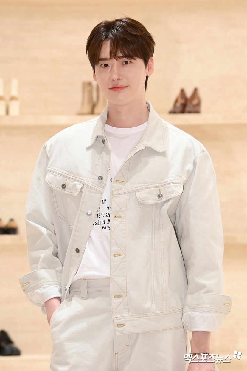 Lee Jong Suk là một trong những nam diễn viên nổi tiếng nhất Hàn Quốc với lượng fan hâm mộ đông đảo khắp châu Á Lee Jong Suk là một trong những nam diễn viên nổi tiếng nhất Hàn Quốc với lượng fan hâm mộ đông đảo khắp châu Á