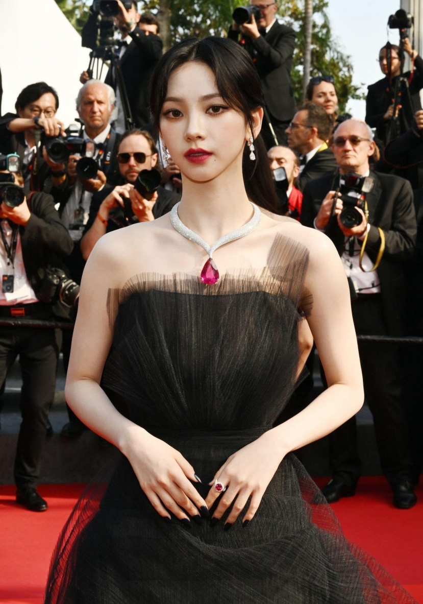 'Thiên nga đen' Karina xinh xuất sắc tại thảm đỏ Cannes 'Thiên nga đen' Karina xinh xuất sắc tại thảm đỏ Cannes