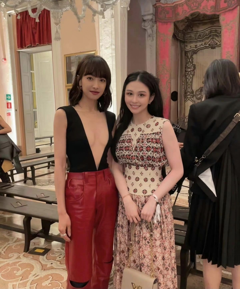 Cựu thành viên f(x) Victoria Tống Thiến khiến dân tình sốc tận óc với chiếc áo xẻ sâu đến tận eo - Ảnh 8 Cựu thành viên f(x) Victoria Tống Thiến khiến dân tình sốc tận óc với chiếc áo xẻ sâu đến tận eo - Ảnh 8