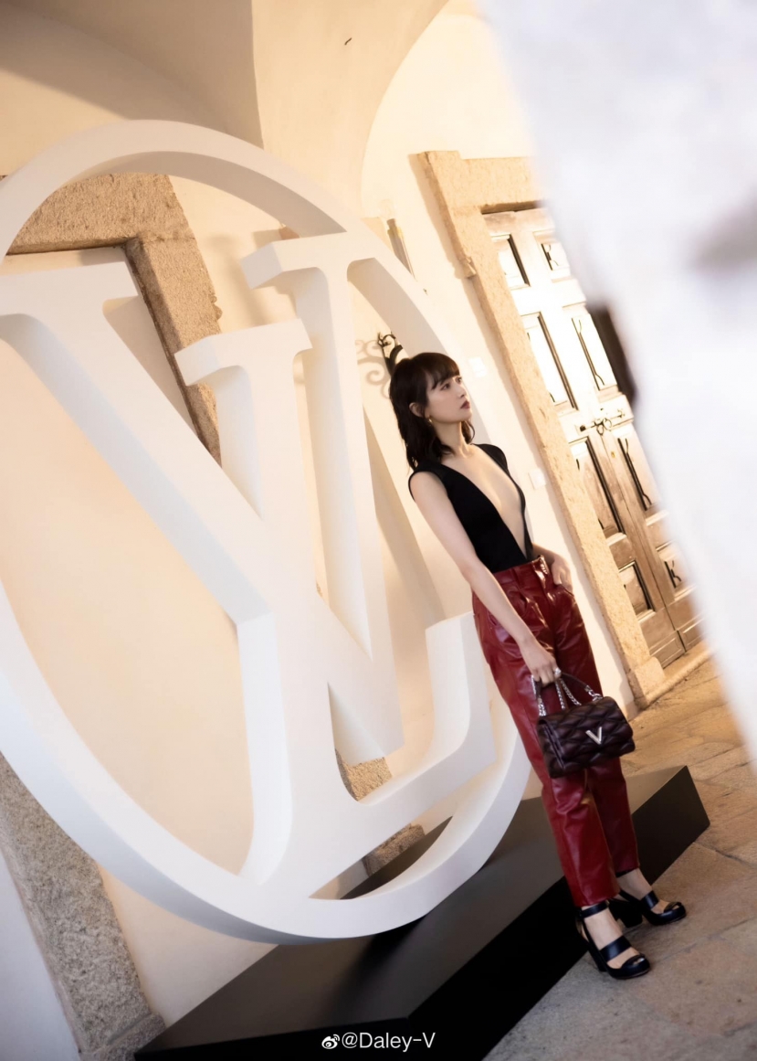 Cựu thành viên f(x) Victoria Tống Thiến khiến dân tình sốc tận óc với chiếc áo xẻ sâu đến tận eo - Ảnh 5 Cựu thành viên f(x) Victoria Tống Thiến khiến dân tình sốc tận óc với chiếc áo xẻ sâu đến tận eo - Ảnh 5