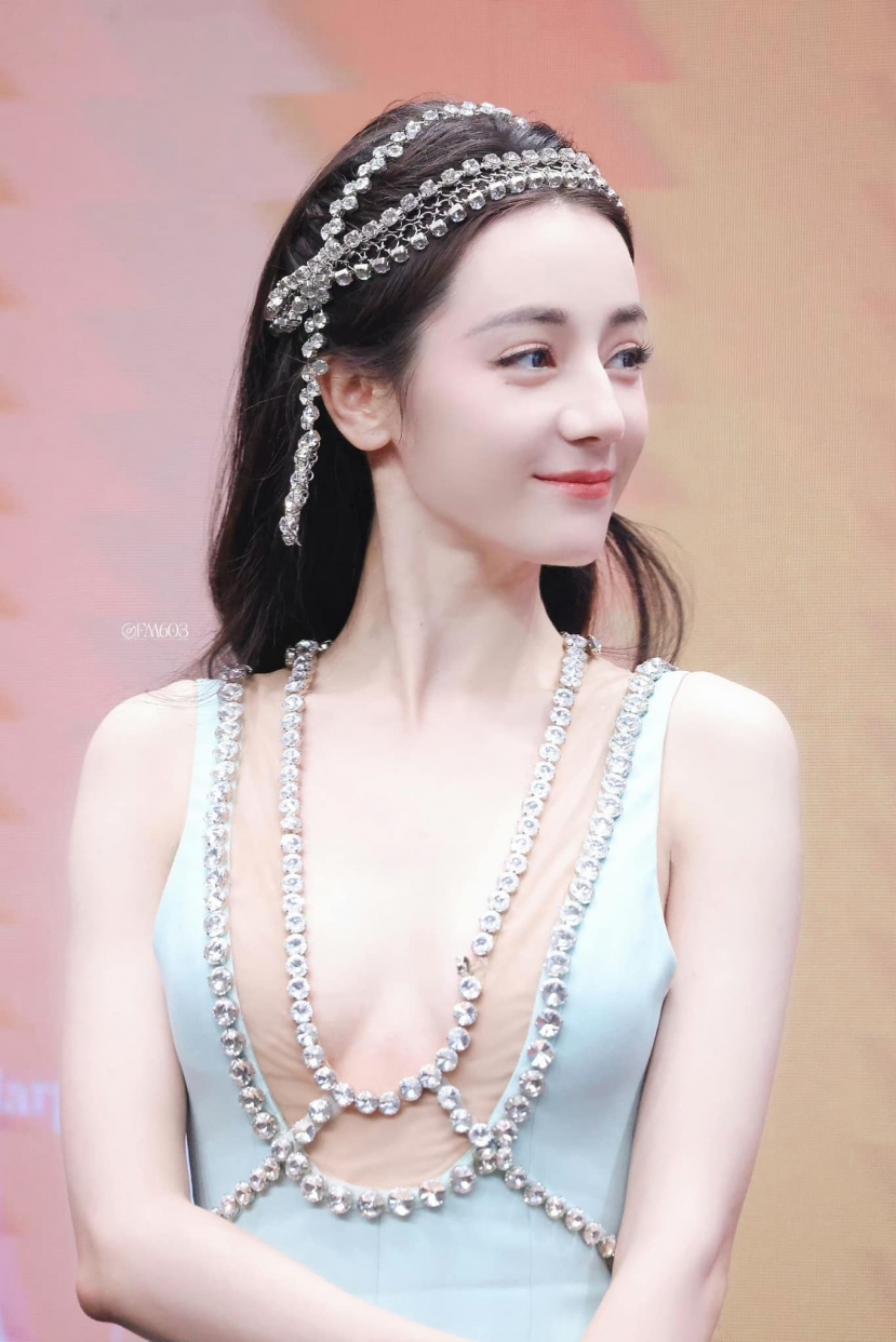 Địch Lệ Nhiệt Ba gây bão tại thảm đỏ Bazaar. Ảnh: Weibo Địch Lệ Nhiệt Ba gây bão tại thảm đỏ Bazaar. Ảnh: Weibo