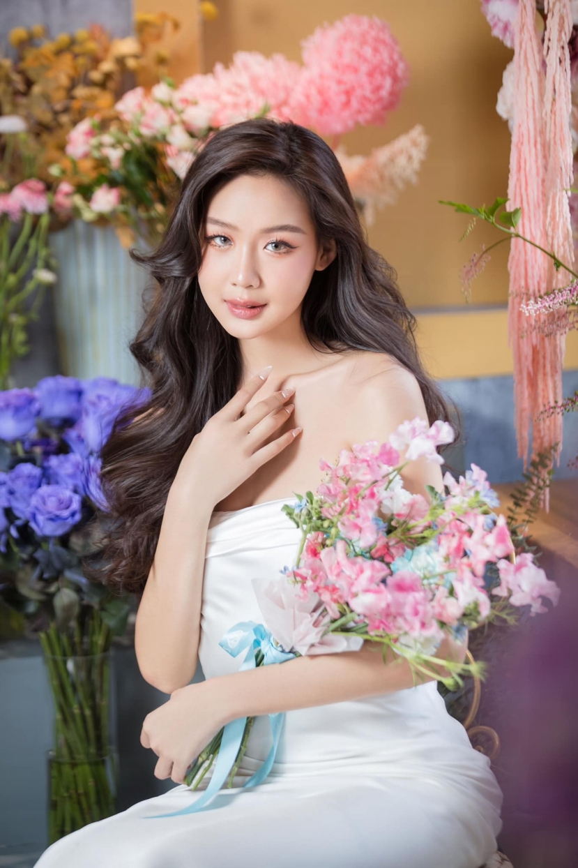 Nhiều người nhận xét Bảo Ngọc giống như một nàng công chúa bước ra từ tiên cảnh Nhiều người nhận xét Bảo Ngọc giống như một nàng công chúa bước ra từ tiên cảnh