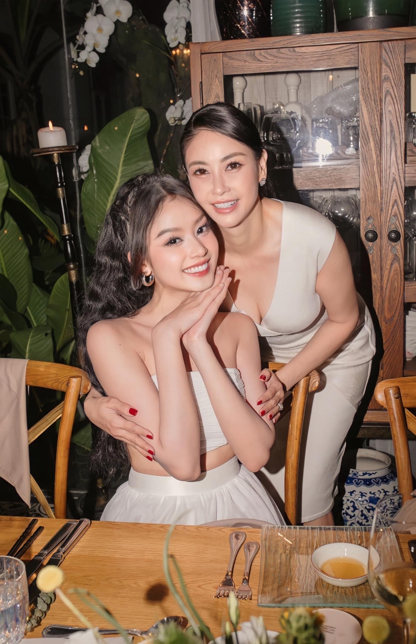 Đại chiến 2 thế hệ: Hoa Hậu Thanh Thủy và Hoa Hậu Hà Kiều Anh chung khung hình. Ảnh: FBNV Đại chiến 2 thế hệ: Hoa Hậu Thanh Thủy và Hoa Hậu Hà Kiều Anh chung khung hình. Ảnh: FBNV