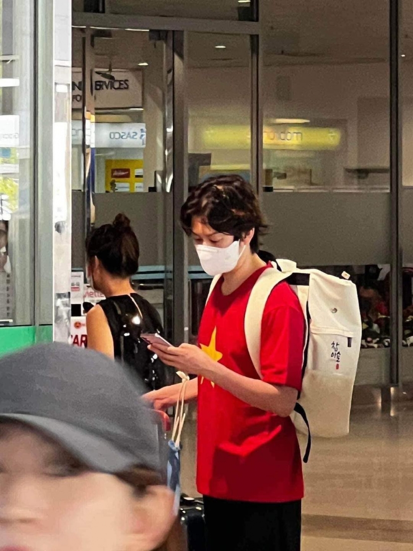 Heechul (Super Junior) mặc áo cờ đỏ sao vàng, tươi rói xuất hiện tại Việt Nam - Ảnh 6 Heechul (Super Junior) mặc áo cờ đỏ sao vàng, tươi rói xuất hiện tại Việt Nam - Ảnh 6