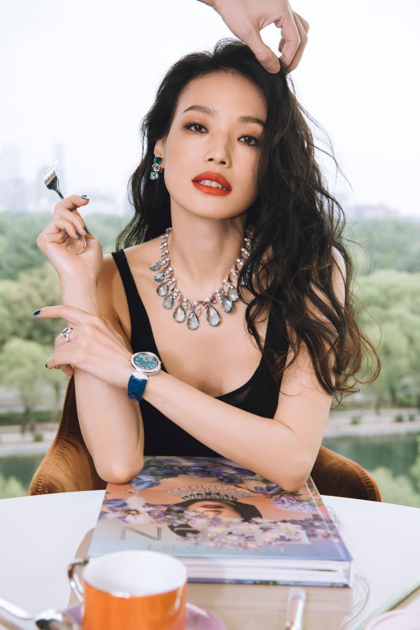 Hiện tại, Thư Kỳ khiến nhiều người mơ ước với cuộc sống an yên và hạnh phúc ở tuổi 47. Hiện tại, Thư Kỳ khiến nhiều người mơ ước với cuộc sống an yên và hạnh phúc ở tuổi 47.