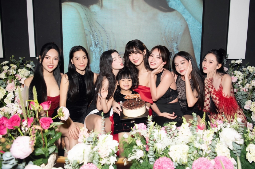 Hoa hậu 'khủng long' Bảo Ngọc xinh như công chúa đón sinh nhật tuổi 22, đọ sắc nét căng cùng dàn mỹ nhân - Ảnh 2 Hoa hậu 'khủng long' Bảo Ngọc xinh như công chúa đón sinh nhật tuổi 22, đọ sắc nét căng cùng dàn mỹ nhân - Ảnh 2