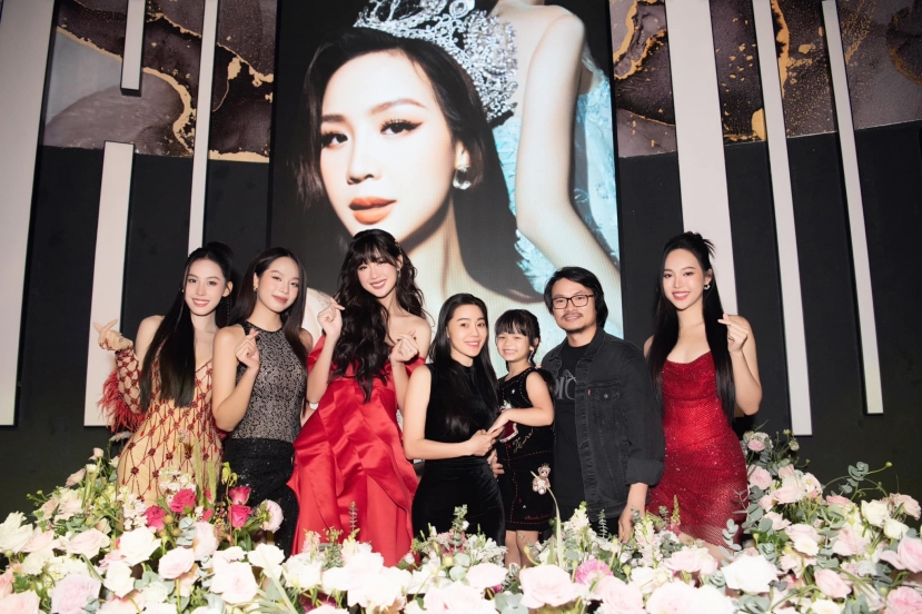 Bữa tiệc sinh nhật của nàng hậu 'khủng long' có sự xuất hiện của nhiều người đẹp nổi tiếng Bữa tiệc sinh nhật của nàng hậu 'khủng long' có sự xuất hiện của nhiều người đẹp nổi tiếng