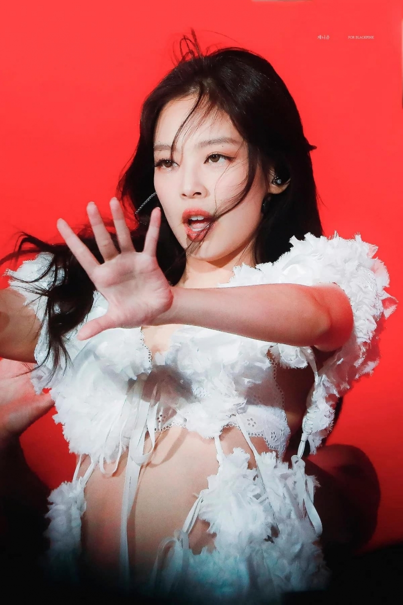 Jennie gây bão trong outfit trắng tinh khôi Jennie gây bão trong outfit trắng tinh khôi
