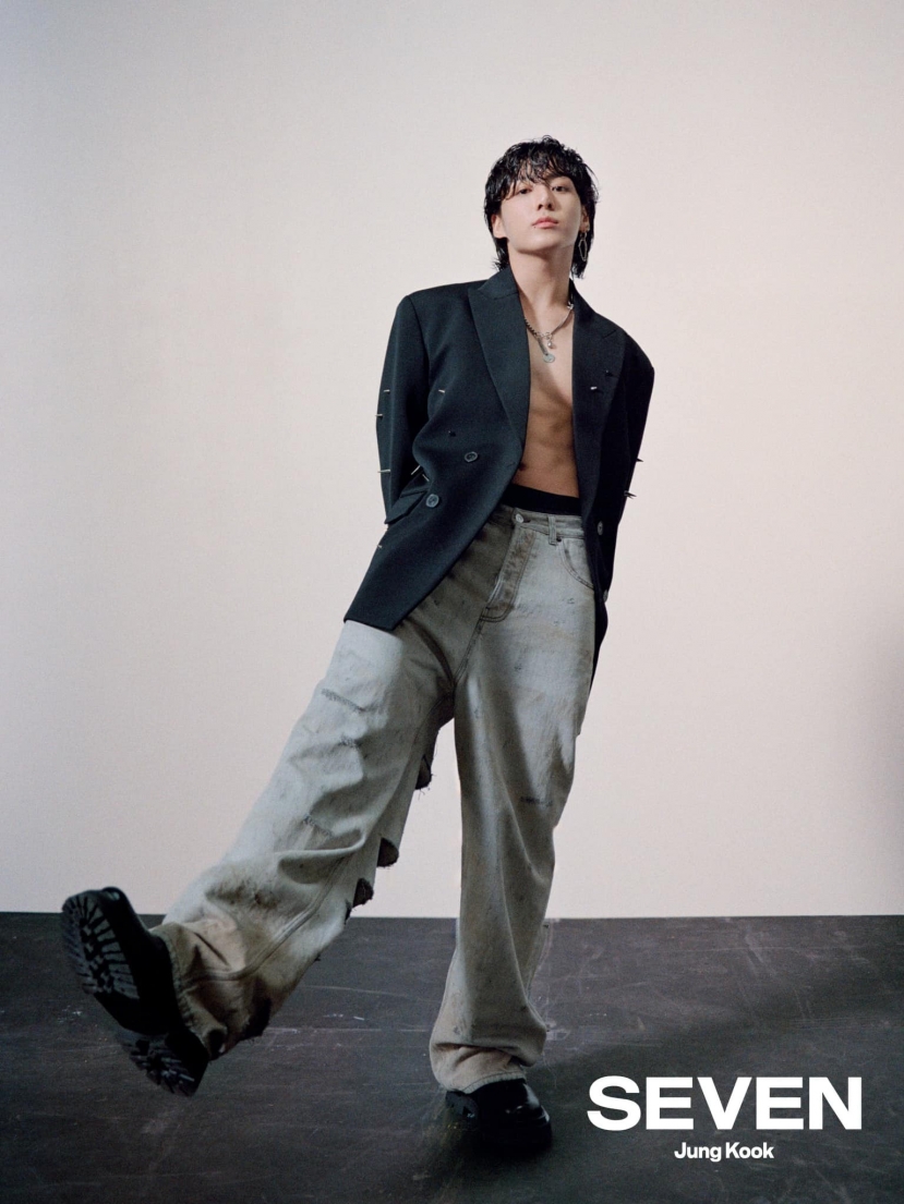Em út BTS khoe body cơ bắp cuồn cuộn khiến fangirl phát cuồng Em út BTS khoe body cơ bắp cuồn cuộn khiến fangirl phát cuồng
