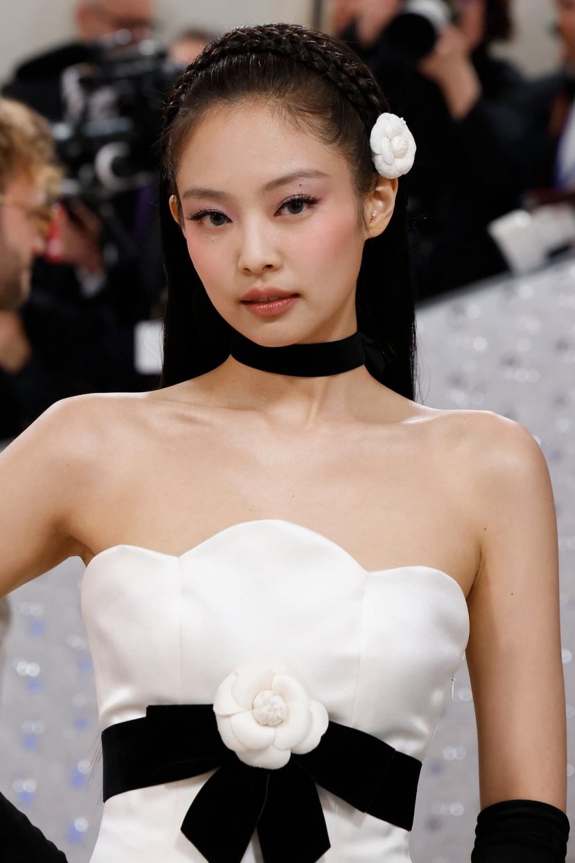 Bất chấp chỉ trích về các cảnh quay phản cảm và diễn xuất vụng về trong 'The Idol', Jennie vẫn cảm thấy đúng đắn khi tham gia bộ phim. Bất chấp chỉ trích về các cảnh quay phản cảm và diễn xuất vụng về trong 'The Idol', Jennie vẫn cảm thấy đúng đắn khi tham gia bộ phim.