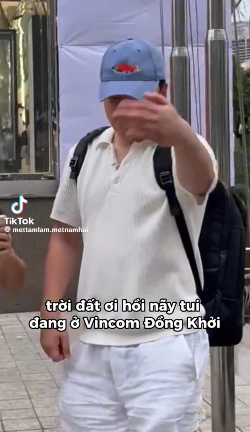 Cựu thần tượng mặc trang phục đơn giản nhưng vẫn được nhiều người nhận ra. Ảnh: Tiktok Cựu thần tượng mặc trang phục đơn giản nhưng vẫn được nhiều người nhận ra. Ảnh: Tiktok