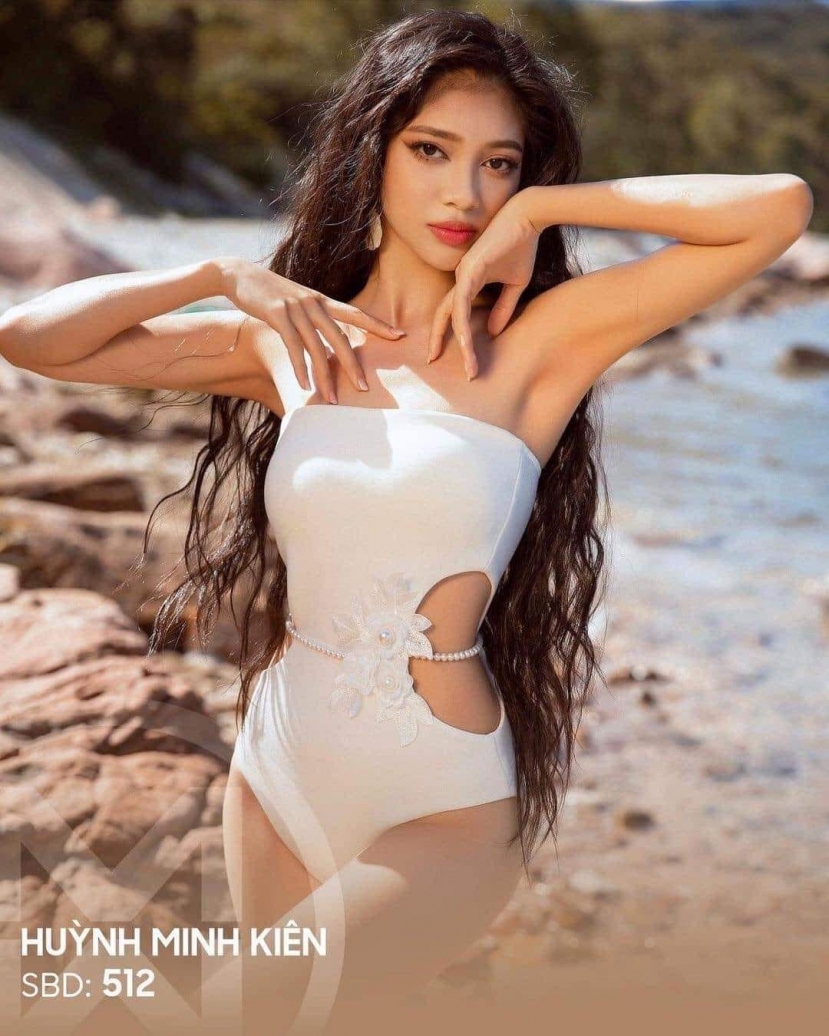 Visual 'hết nước chấm' của Minh Kiên ngoài đời. Visual 'hết nước chấm' của Minh Kiên ngoài đời.