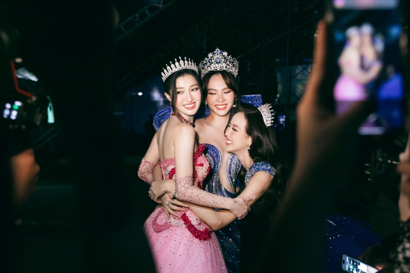 Hoa hậu Mai Phương, Á hậu 1 Bảo Ngọc và Á hậu 2 Phương Nhi thân thiết ôm nhau tại hậu trường Hoa hậu Mai Phương, Á hậu 1 Bảo Ngọc và Á hậu 2 Phương Nhi thân thiết ôm nhau tại hậu trường