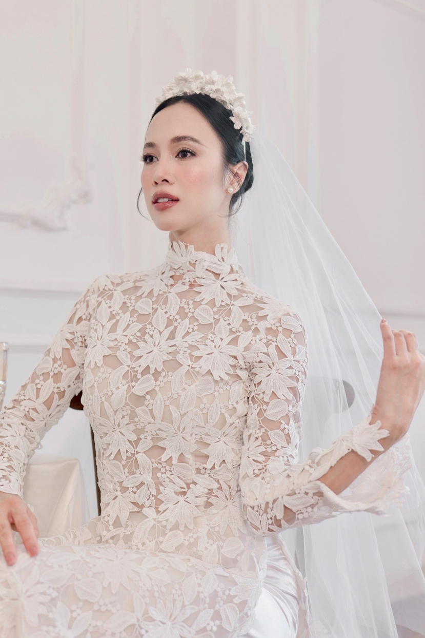 Vũ Ngọc Anh khóc sướt mướt trước khi về nhà chồng, được Cường Seven rước dâu bằng xe mui trần - Ảnh 1 Vũ Ngọc Anh khóc sướt mướt trước khi về nhà chồng, được Cường Seven rước dâu bằng xe mui trần - Ảnh 1