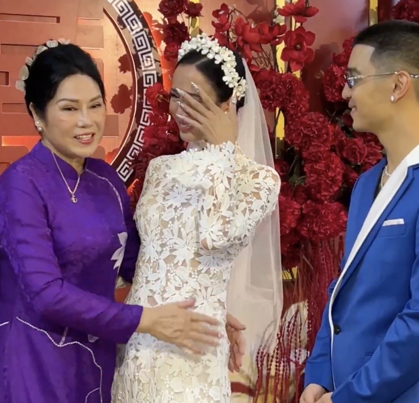 Vũ Ngọc Anh ôm mẹ khóc nức nở trước khi về nhà chồng Vũ Ngọc Anh ôm mẹ khóc nức nở trước khi về nhà chồng