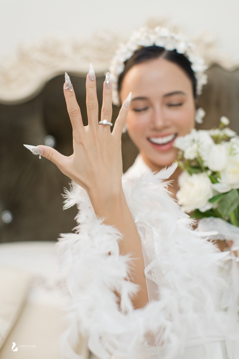 Vũ Ngọc Ahh hào hứng khoe chiếc nhẫn kim cương to đùng ở ngón tay áp út Vũ Ngọc Ahh hào hứng khoe chiếc nhẫn kim cương to đùng ở ngón tay áp út
