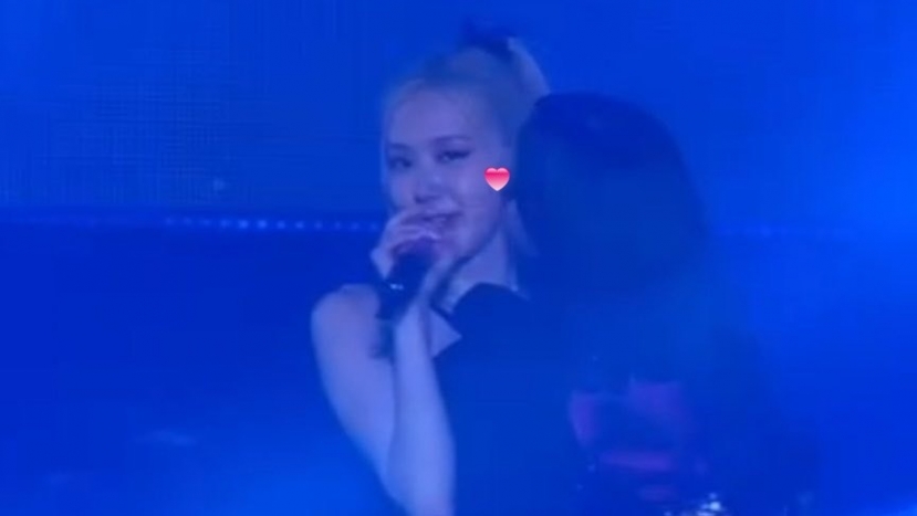 Concert BLACKPINK ngày 2: Lisa vén tóc mái 10 tỷ tại Mỹ Đình, hôn má Rosé cực 'nuột', ai cũng xinh hết nấc - Ảnh 4 Concert BLACKPINK ngày 2: Lisa vén tóc mái 10 tỷ tại Mỹ Đình, hôn má Rosé cực 'nuột', ai cũng xinh hết nấc - Ảnh 4