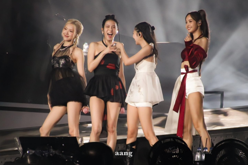 BLACKPINK đồng loạt khoe ảnh ở Việt Nam: Rosé viết hẳn tiếng Việt, Jennie 'cute' hết nấc cảm ơn fan - Ảnh 1 BLACKPINK đồng loạt khoe ảnh ở Việt Nam: Rosé viết hẳn tiếng Việt, Jennie 'cute' hết nấc cảm ơn fan - Ảnh 1