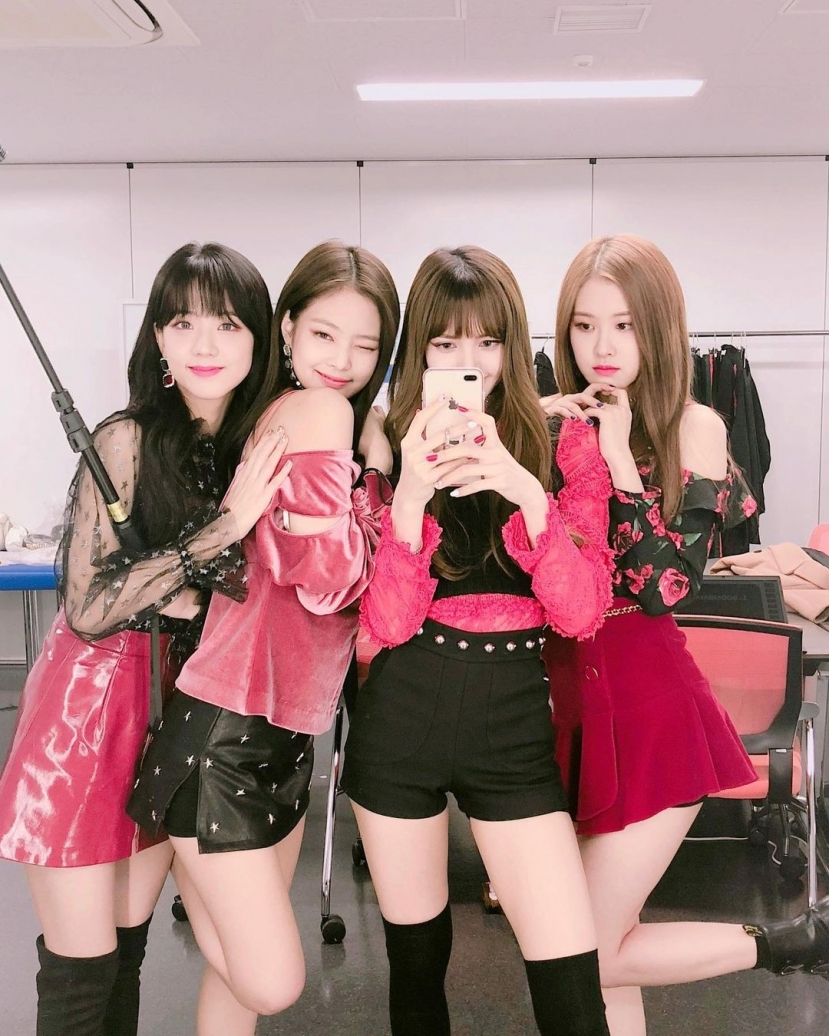 BLACKPINK celebrates 7 years of debut: Posting photos in My Dinh makes Vietnamese fans 'confused', Rosé 'plays big' with unique photos - Photo 2