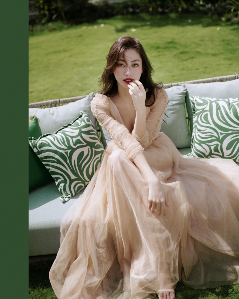 Nhan sắc đỉnh cao của chân dài Cao Bằng khiến nhiều người xao xuyến. Với điểm nhấn ở đôi môi đỏ mọng, Lương Thùy Linh phối hợp lối makeup khá nhẹ nhàng nhưng không kém phần sang trọng, tạo nên vẻ đẹp cổ điển xen lẫn hiện đại. Nhan sắc đỉnh cao của chân dài Cao Bằng khiến nhiều người xao xuyến. Với điểm nhấn ở đôi môi đỏ mọng, Lương Thùy Linh phối hợp lối makeup khá nhẹ nhàng nhưng không kém phần sang trọng, tạo nên vẻ đẹp cổ điển xen lẫn hiện đại.