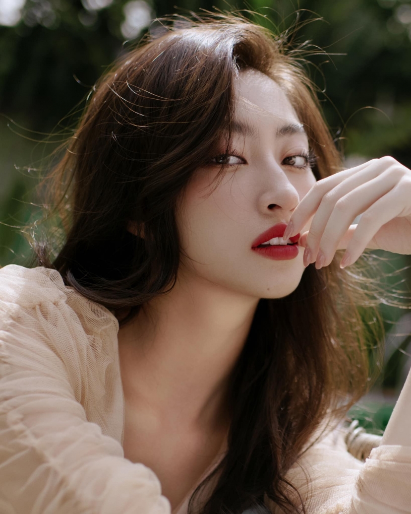 Hoa hậu Lương Thuỳ Linh tung bộ ảnh như tiểu thư tài phiệt, vẻ đẹp 'sang từ cốt cách' khiến ai cũng trầm trồ - Ảnh 2 Hoa hậu Lương Thuỳ Linh tung bộ ảnh như tiểu thư tài phiệt, vẻ đẹp 'sang từ cốt cách' khiến ai cũng trầm trồ - Ảnh 2