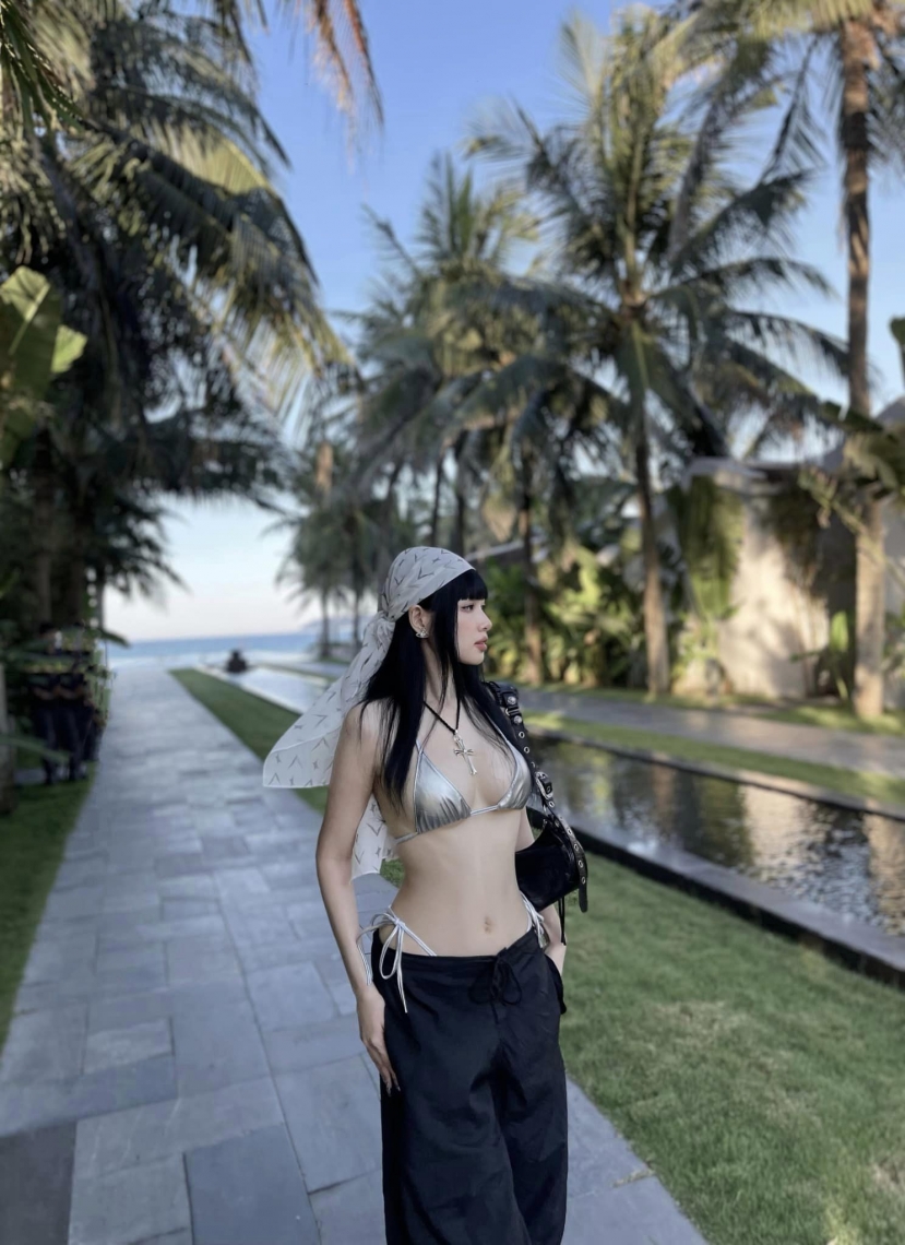 Tâm Tít khoe body bốc lửa với bikini, visual xinh ná thở khiến netizen đổ rầm rầm - Ảnh 2 Tâm Tít khoe body bốc lửa với bikini, visual xinh ná thở khiến netizen đổ rầm rầm - Ảnh 2