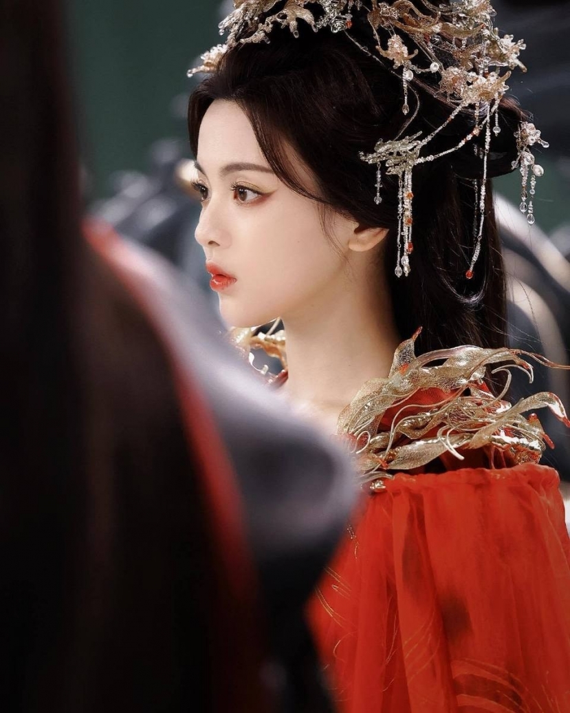 Dương Siêu Việt trong 'Bảy Kiếp May Mắn': Diễn 'đơ' nhưng visual xinh ná thở - Ảnh 8 Dương Siêu Việt trong 'Bảy Kiếp May Mắn': Diễn 'đơ' nhưng visual xinh ná thở - Ảnh 8