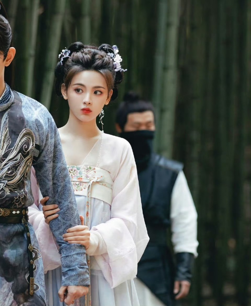Dương Siêu Việt trong 'Bảy Kiếp May Mắn': Diễn 'đơ' nhưng visual xinh ná thở - Ảnh 4 Dương Siêu Việt trong 'Bảy Kiếp May Mắn': Diễn 'đơ' nhưng visual xinh ná thở - Ảnh 4