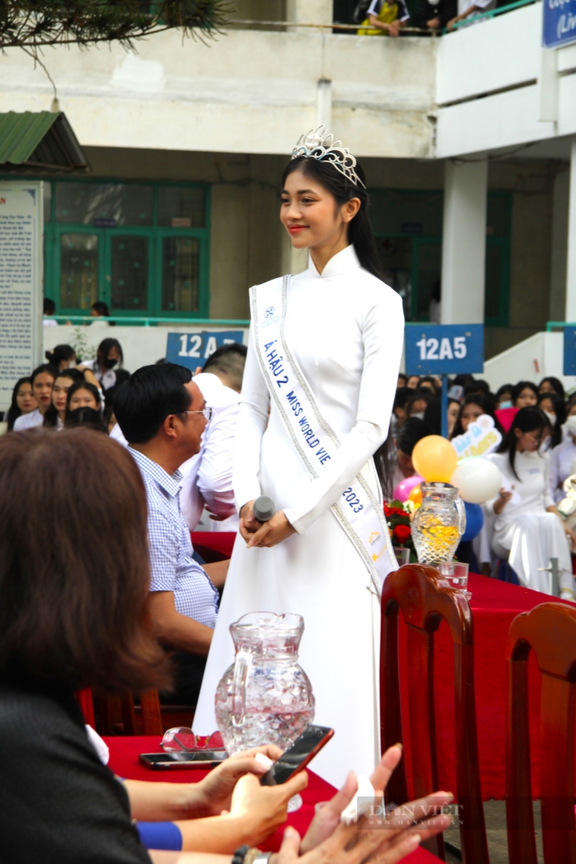 Hình ảnh Minh Kiên mặc áo dài trắng tinh khôi về thăm trường cũ Hình ảnh Minh Kiên mặc áo dài trắng tinh khôi về thăm trường cũ