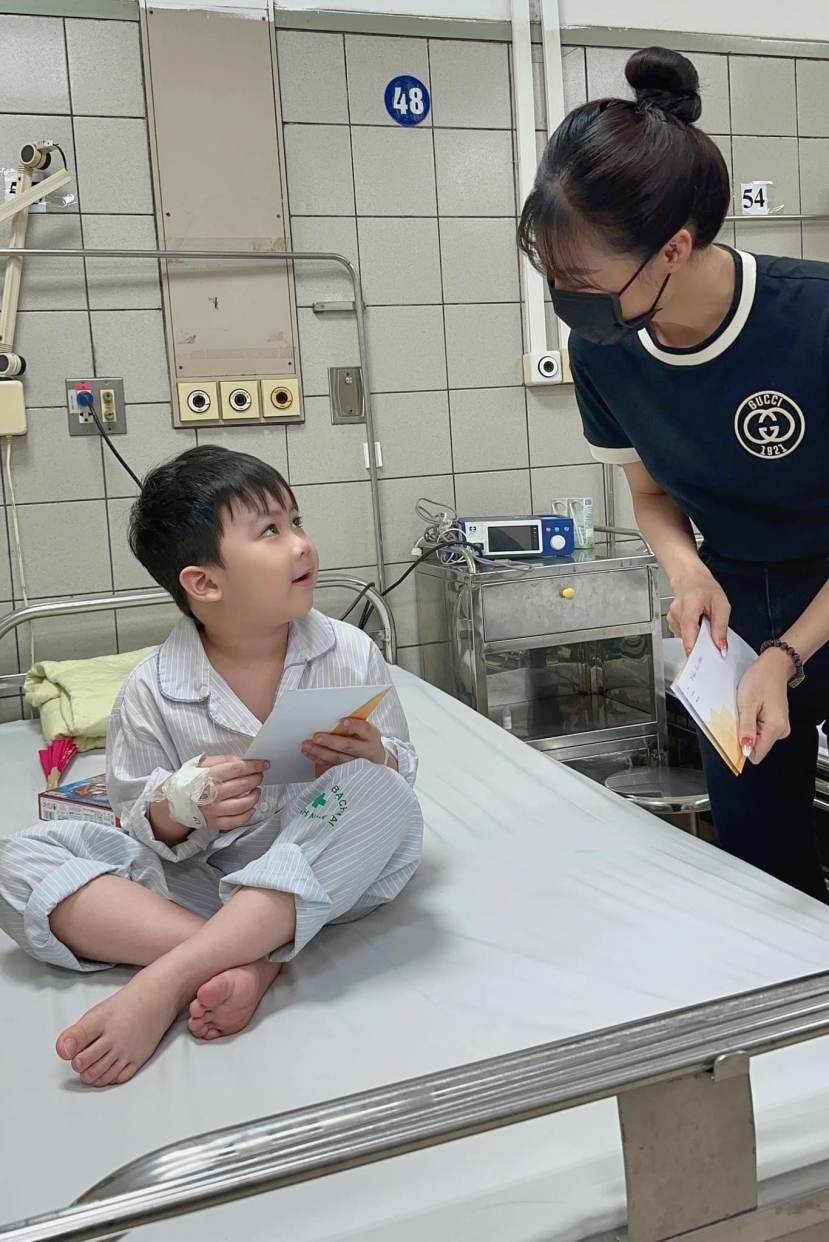 Cô dành tặng mỗi người 5 triệu đồng tiền mặt, tổng các phần quà trị giá 40 triệu đồng Cô dành tặng mỗi người 5 triệu đồng tiền mặt, tổng các phần quà trị giá 40 triệu đồng
